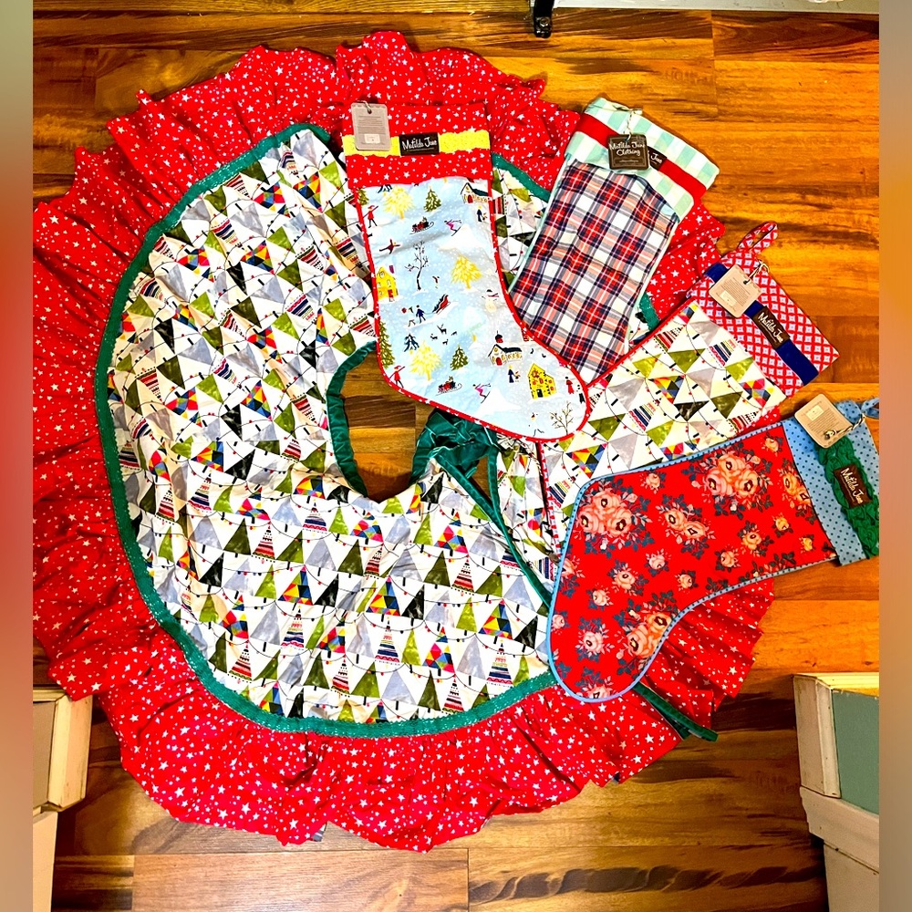 Matilda Jane Tree skirt with matching 4 Christmas stockings NWT